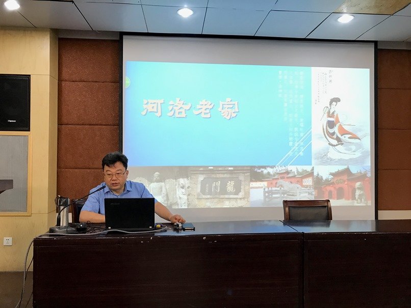 兩岸學者、師生在鄭州大學聆聽教授王保國講授關於「河洛文化」講座
