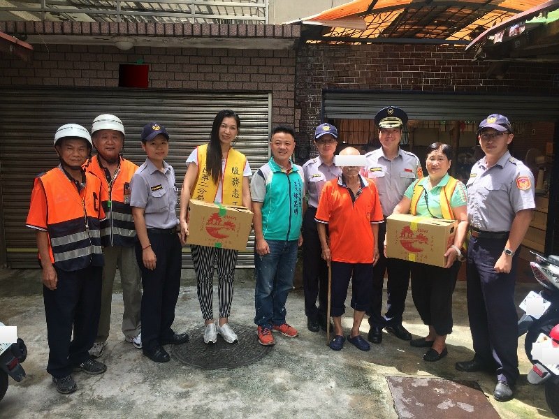 三民二分局秋節前夕 關懷慰問轄內貧困老弱