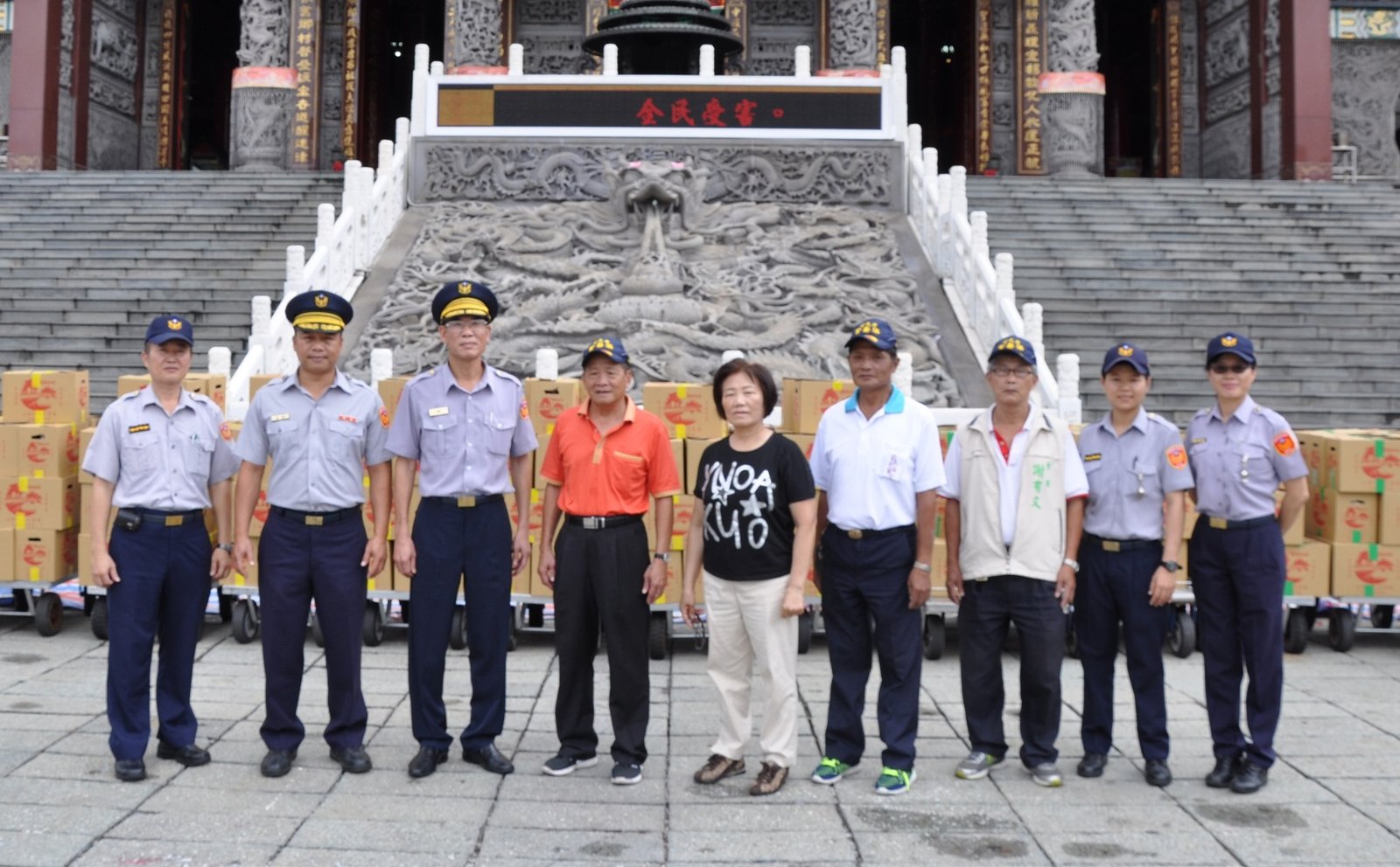 三民二分局長朱宗泰與保安宮董事長鄭武才散播愛心關懷獨居長輩、弱勢家庭
