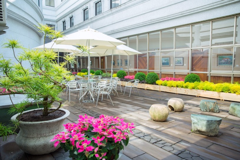 迎接定期大會 高雄市議會 時節花卉妝點著綠帶廊道