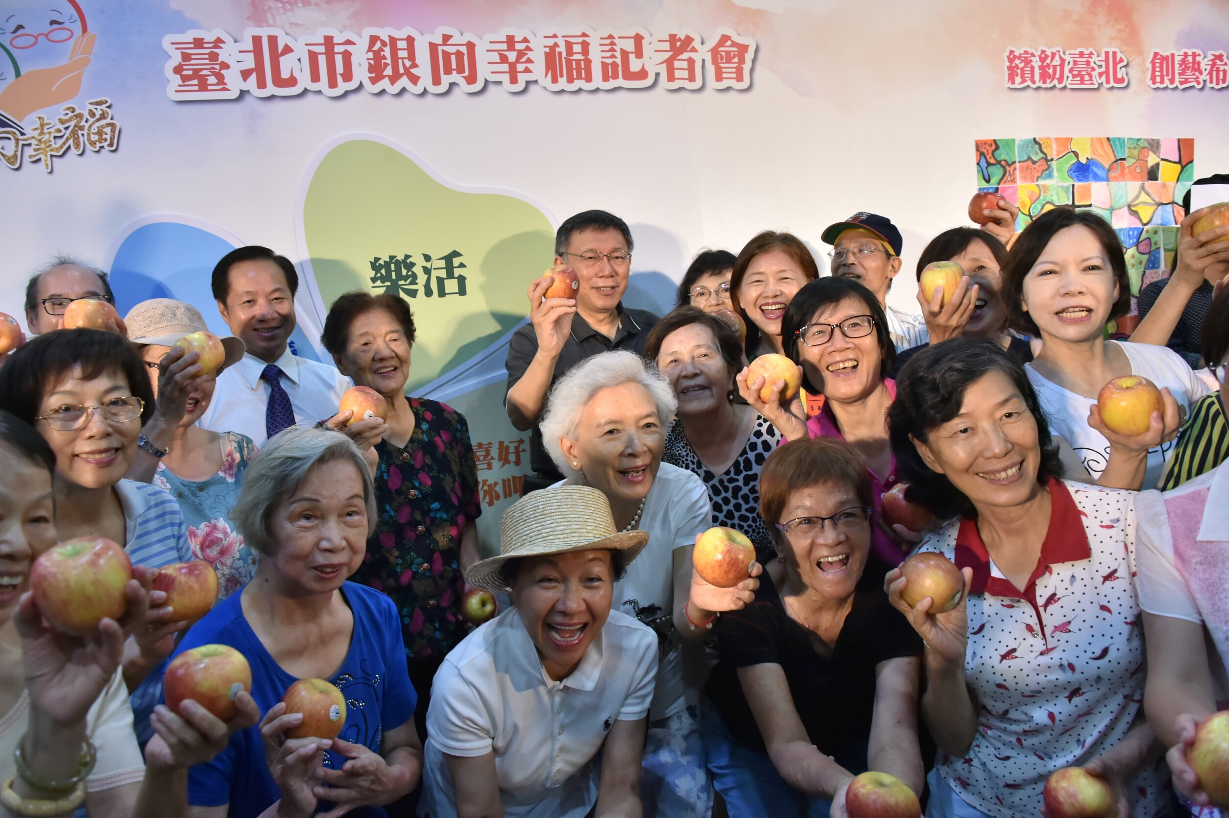 出席重陽敬老記者會 柯文哲盼長者活得長長久久、健康和快樂