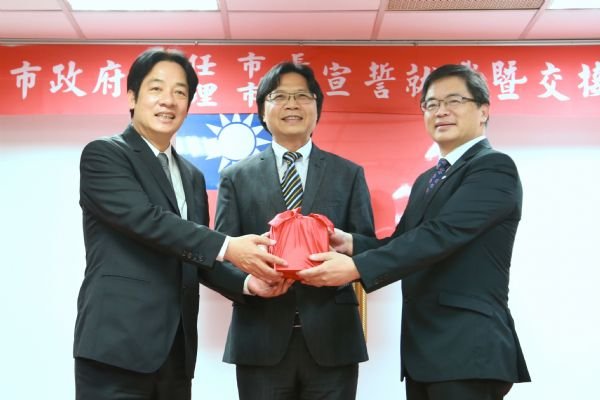 賴清德市長交棒給李孟諺代理市長 市政無縫接軌
