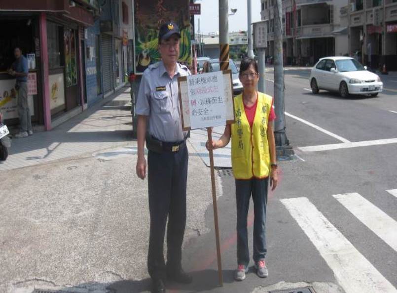 高雄市仁武分局長李金龍誠懇籲請務必遵守交通規則（新聞三則）