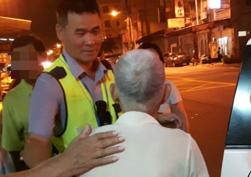 八旬翁晚上外出散步走失 岡山分局前峰所警地毯式搜尋