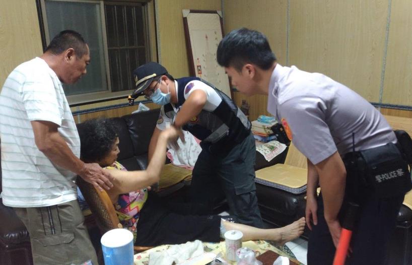 老婦在家中風 岡山警分局深水所所長郭俊億協助緊急送醫治療