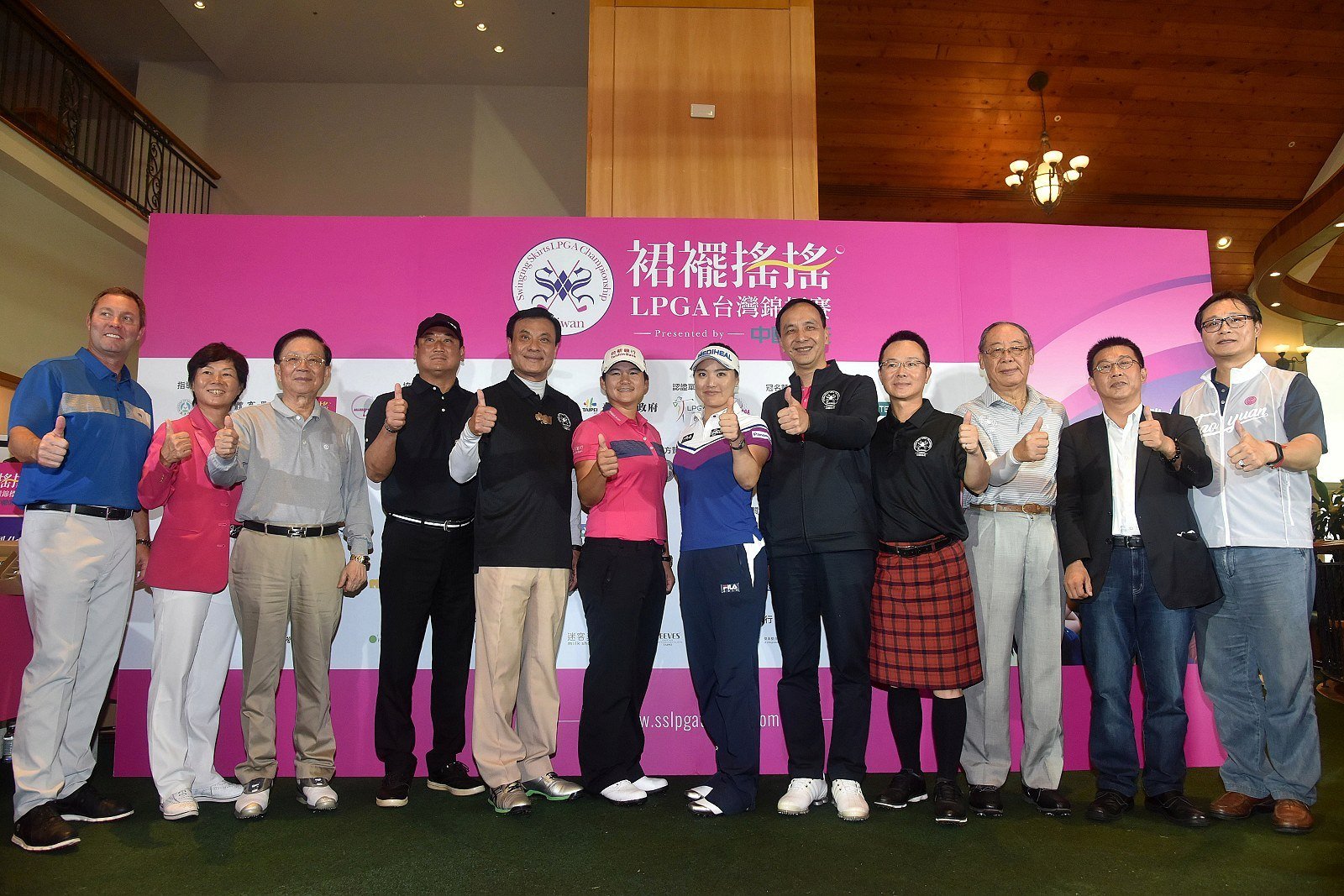 裙襬搖搖LPGA臺灣錦標賽開打 朱立倫為選手們加油打氣