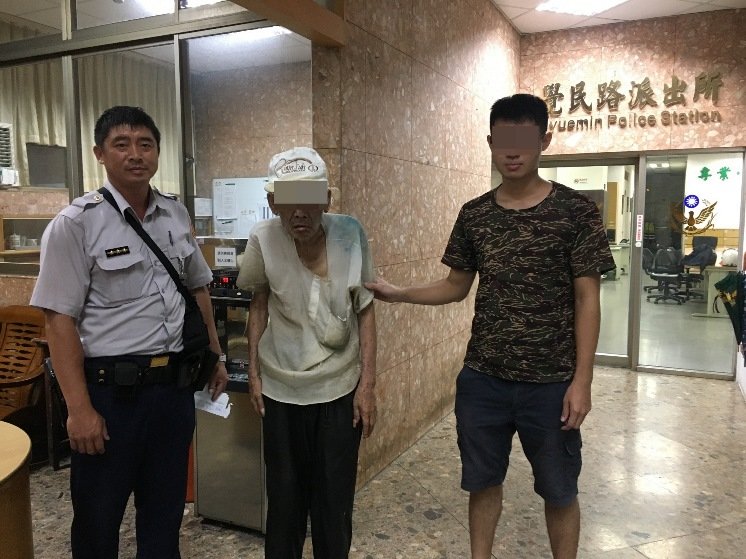 八十歲老翁迷途 三民警二分局覺民所警梁世鴻憑舊資料成功助返家