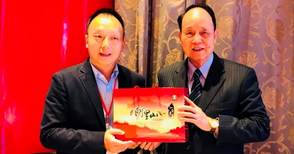 中華民族發展基金會董事長林中森致贈四川成都總裁企業菁英來台考察交流團團長廖南禮物