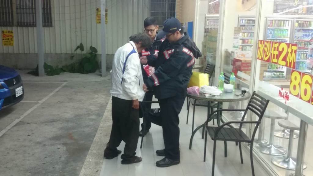 老翁露宿街頭 仁武分局仁美派出所員警蘇介偉、張郁軒溫馨送暖