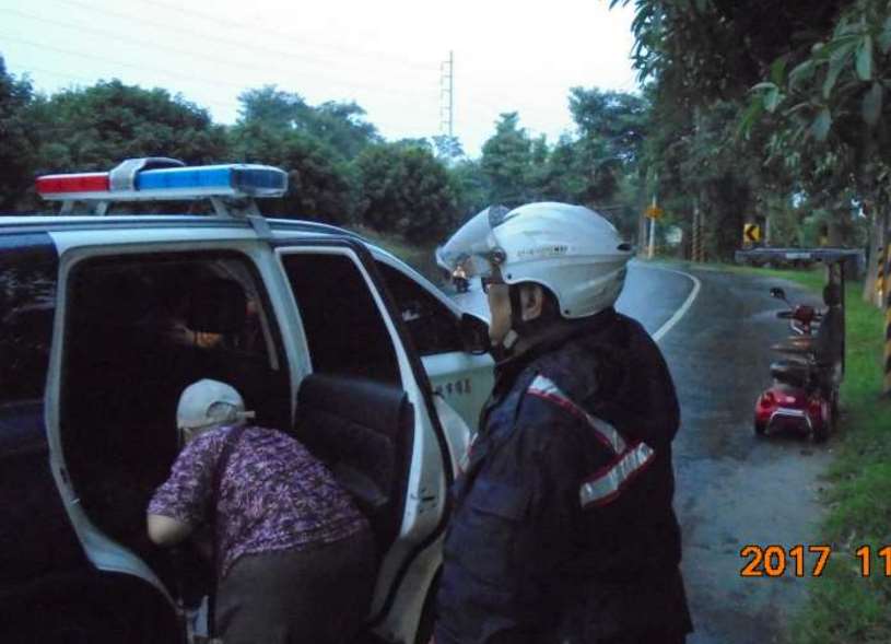 雨天溫馨護送老婦人返家 仁武分局九曲警好貼心