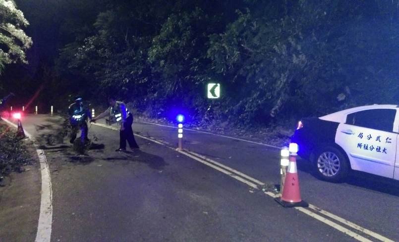 仁武分局大社警協助排除路樹倒榻