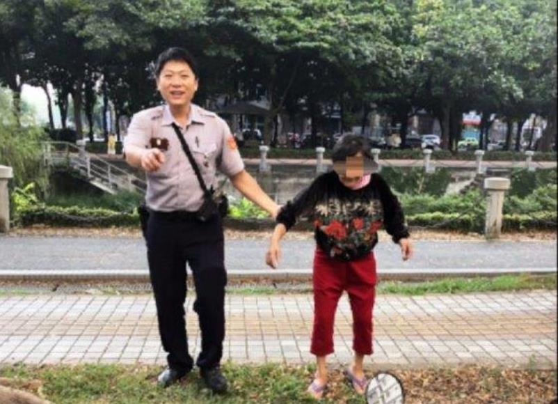 高齡婦公園迷途 左營分局新莊所警鍾藝成、警員黃尚協助返家