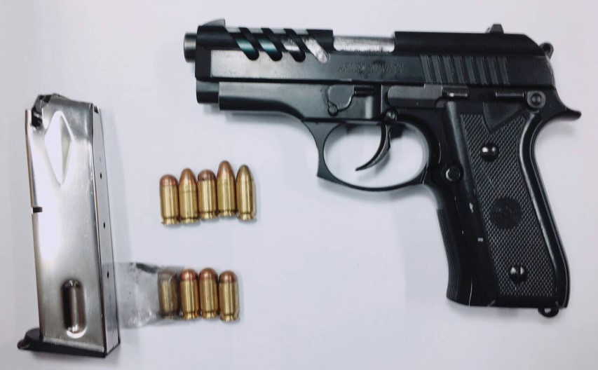 通緝毒販擁槍藏身汽車旅館 左營警分局偵查隊、博愛四路派出所攻堅一舉成擒