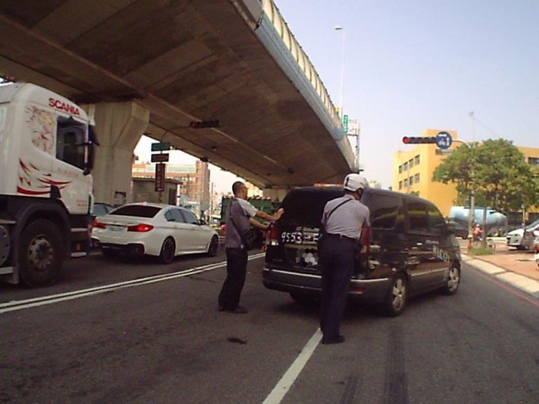 路見拋錨車 左營分局博愛四路所巡佐李家德及警員黃珮瑄即刻救援