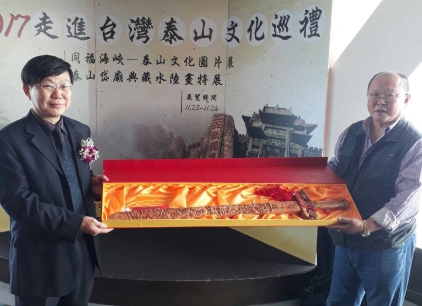 山東省泰安市台辦副主任、泰安市市台聯會會長致贈寶劍予真晨報採訪主任楊之中