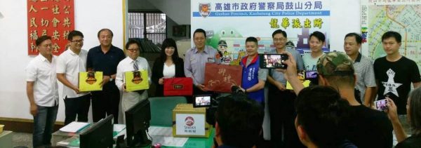 高雄市議員陳美雅、曾俊傑赴鼓山分局龍華所致贈破案金嘉勉專案小組成員