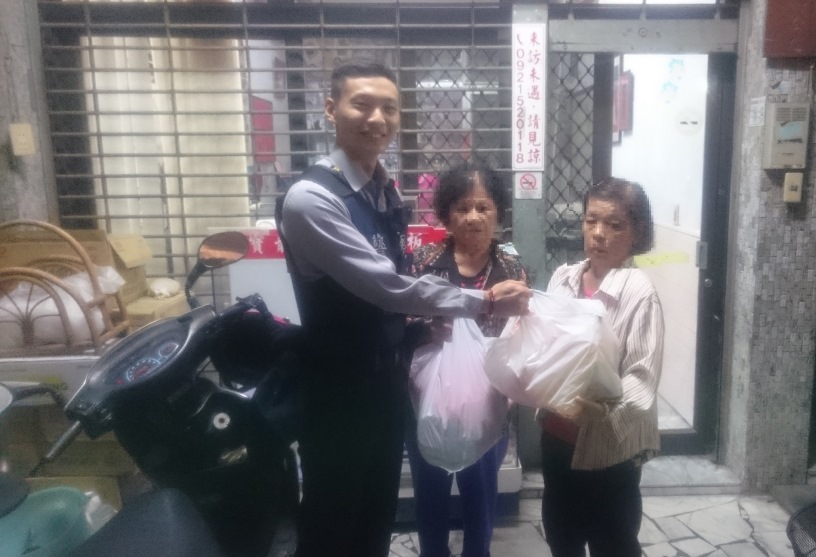 三民二分局關懷弱勢家庭 民族所警與義永寺愛心救濟