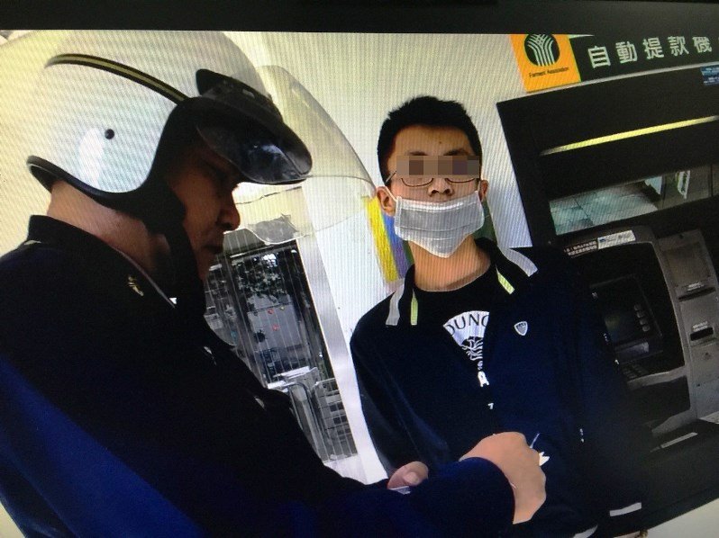 仁武分局大樹分駐所員警蔡其呈、林景朗逮詐欺集團提領贓款車手