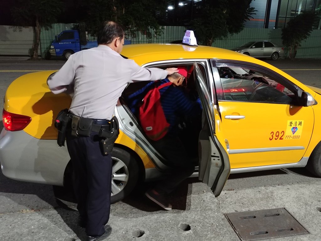 八旬長者騎單車迷路 仁武分局仁美派出所警員黃德洲協助返家