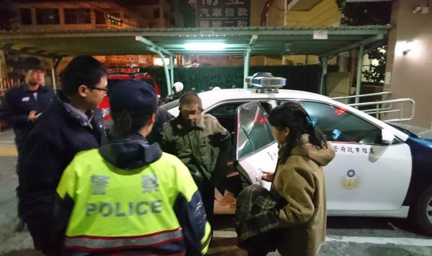 岡山警分局燕巢分駐所大動員翻山找人 終於尋獲一夜未歸老翁