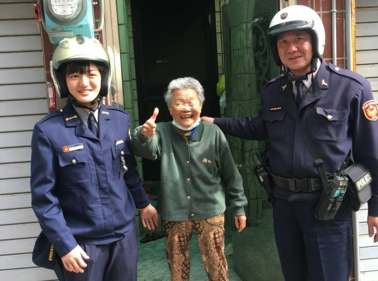 八十六歲快樂嬤忘記返家路 三民一分局哈爾濱派所正妹女警視嬤如親 暖心陪同返家