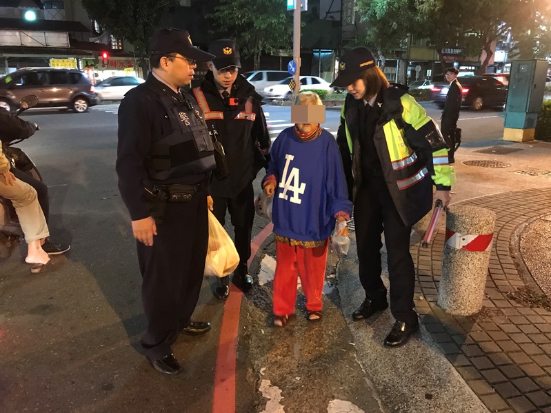 高齡婦人迷途 三民二分局覺民路所副所長郭皇麟、警員黃家華協助返家