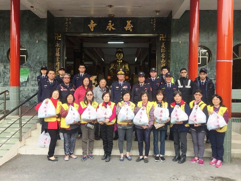 寒冬送暖 三民第二分局結合義永寺發送物資 關懷弱勢家庭