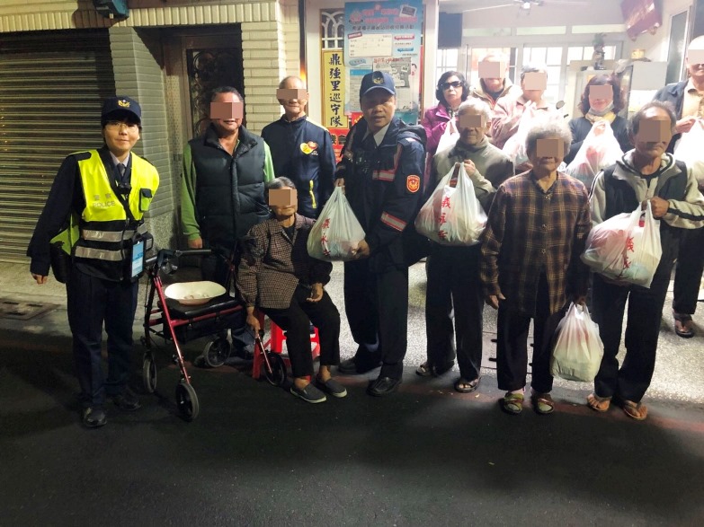 三民二分局鼎金所警深入社區發物資 寒冬送暖不間斷