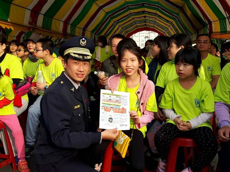 仁武分局澄觀所長周晏立參予民調、反毒、交通安全及犯罪預防宣導