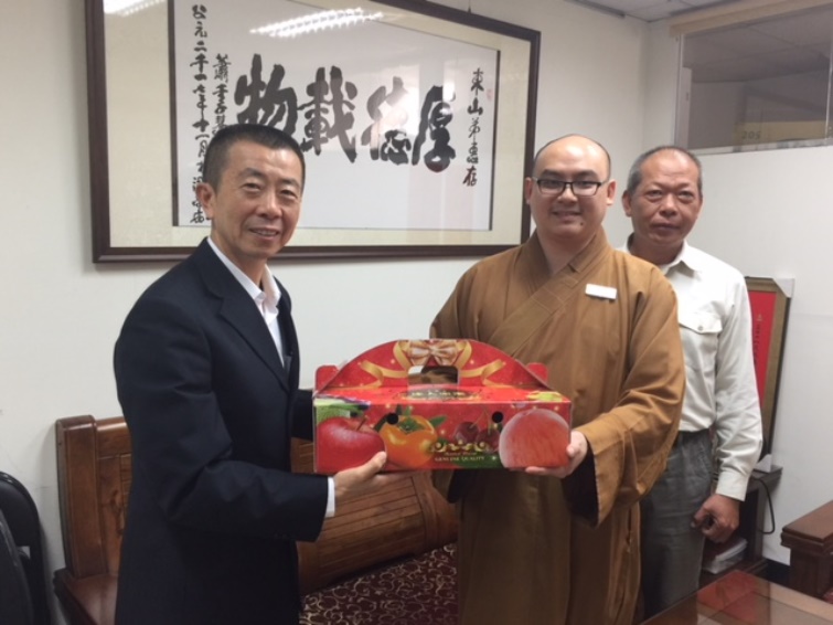 佛光山督監院書記慧澤法師致贈臘八粥 仁武分局長梁東山親自接待