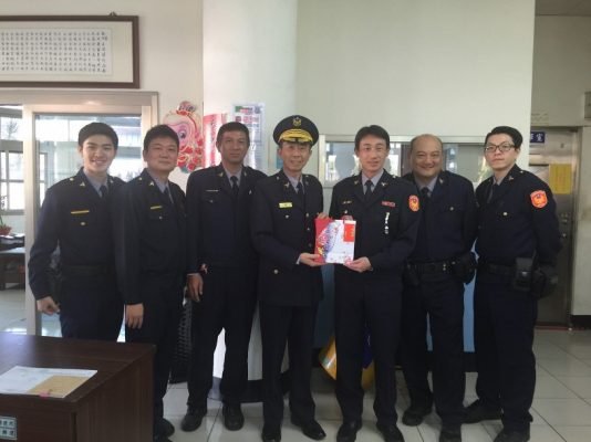 仁武分局長梁東山至各所慰問基層員警辛勞0105=1