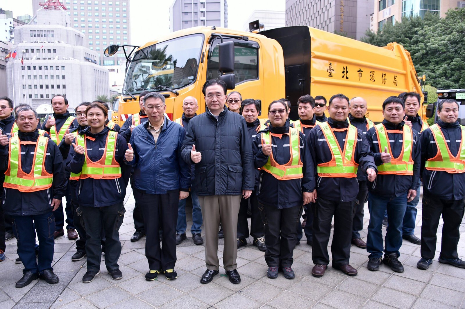 北市首批完成汰換的清潔車輛今交車 柯文哲:期北市環保讓市民更滿意
