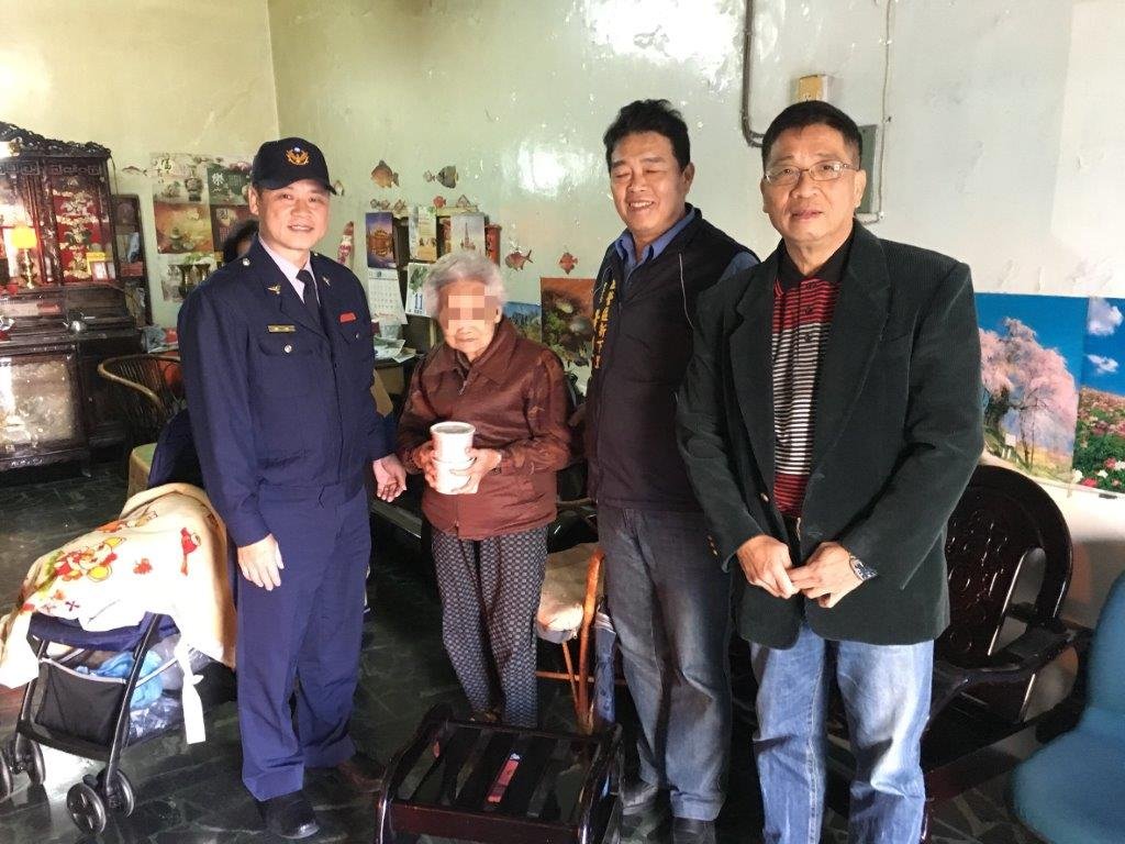 左營分局新莊所長黃立凡與里長寒冬送暖 助弱勢居民過好年