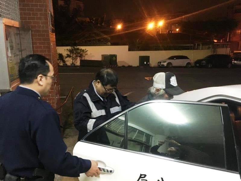 百歲人瑞外出迷途 左營分局左營派出所警員歐承竣護送返家