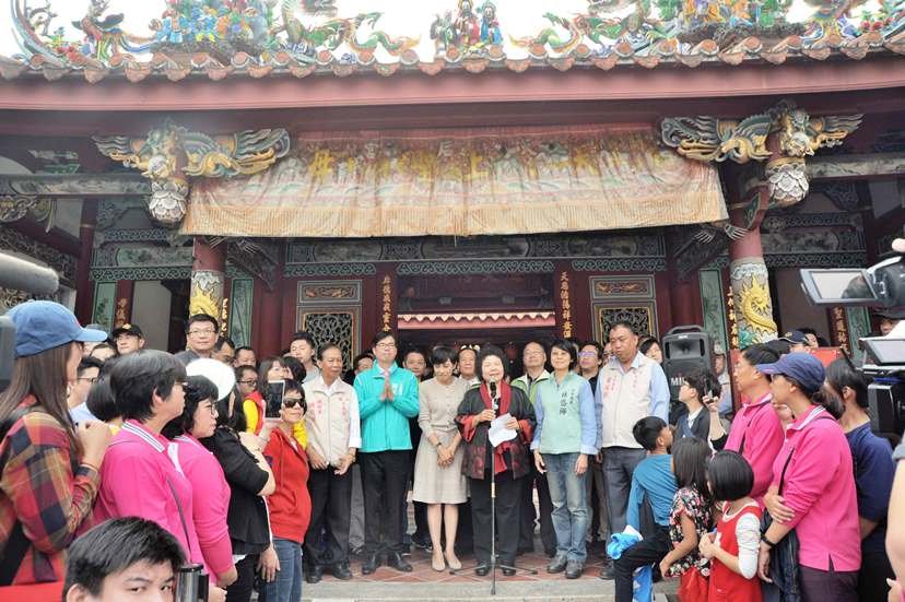 高雄市長陳菊旗山天后宮祈福 發送首場新年紅包