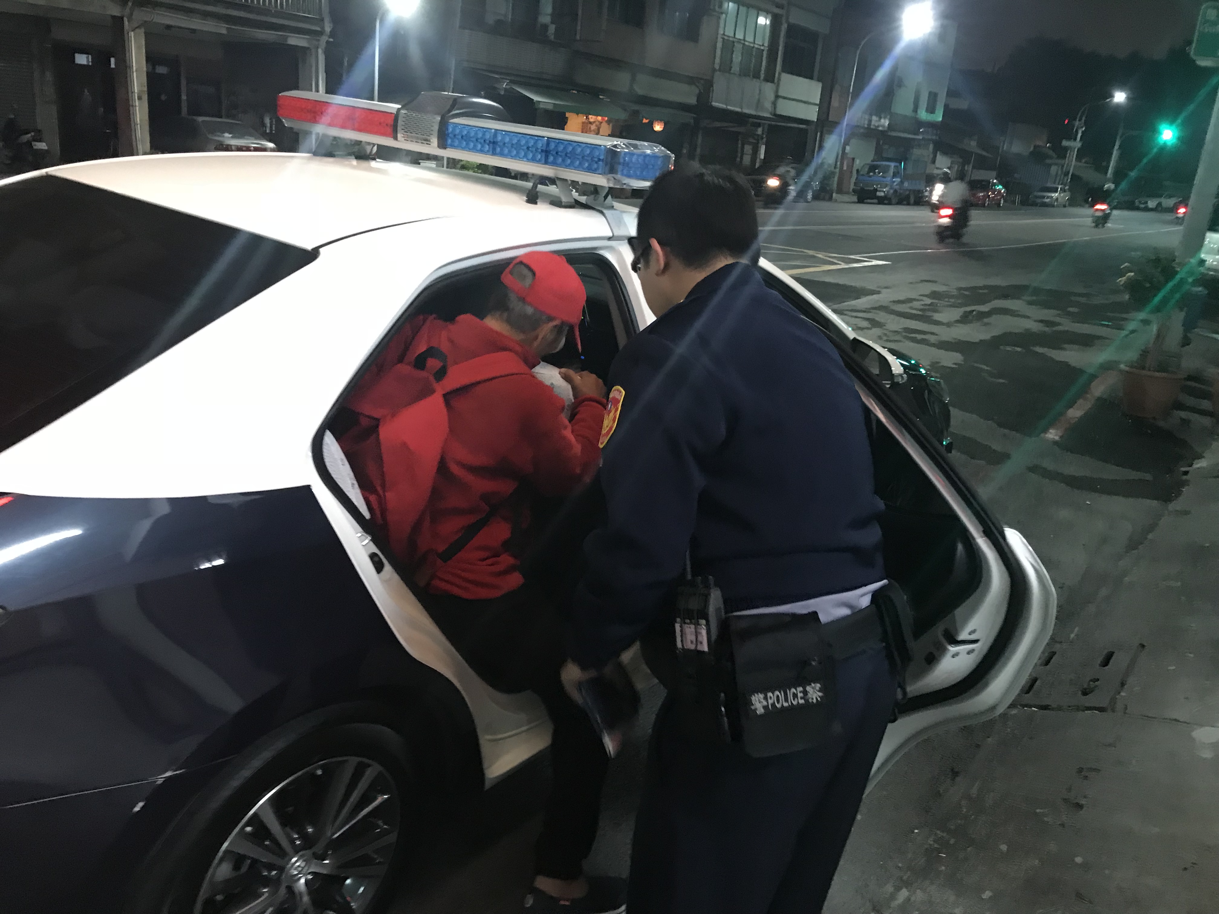 年近七旬白髮男姓民眾迷途徘徊 鼓山分局鼓山派出所警助返家