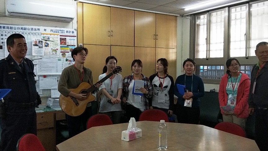 寒冬送暖 韓國籍學生與鼓山教會福音飄進鼓山分局鼓山所