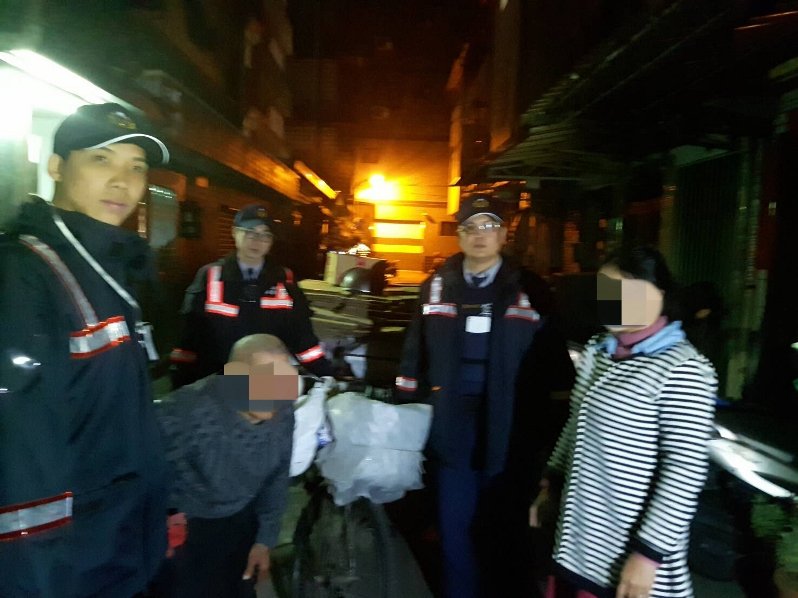 八旬老叟手腳凍僵困路中 三民二分局陽明所長寒風徒步兩公里護送返家