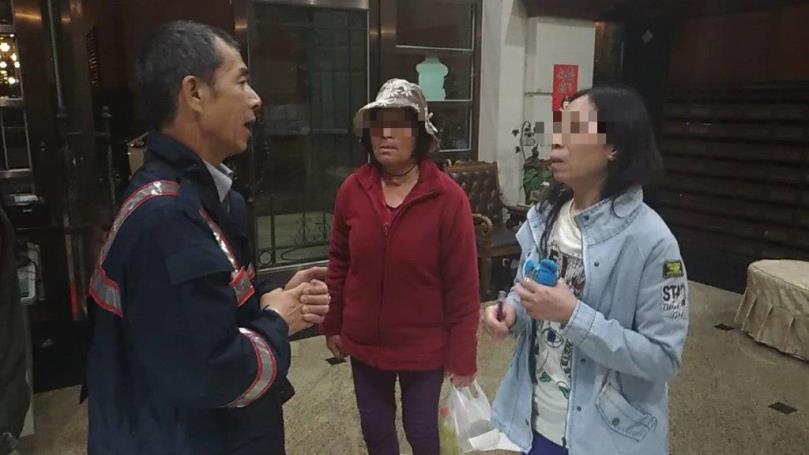 失智婦偷溜出門 左營分局左營派出所警助返家