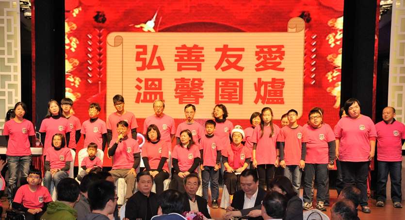 慈善企業宴請弱勢家庭圍爐 高雄市副市長許立明感謝溫暖陪伴與關懷