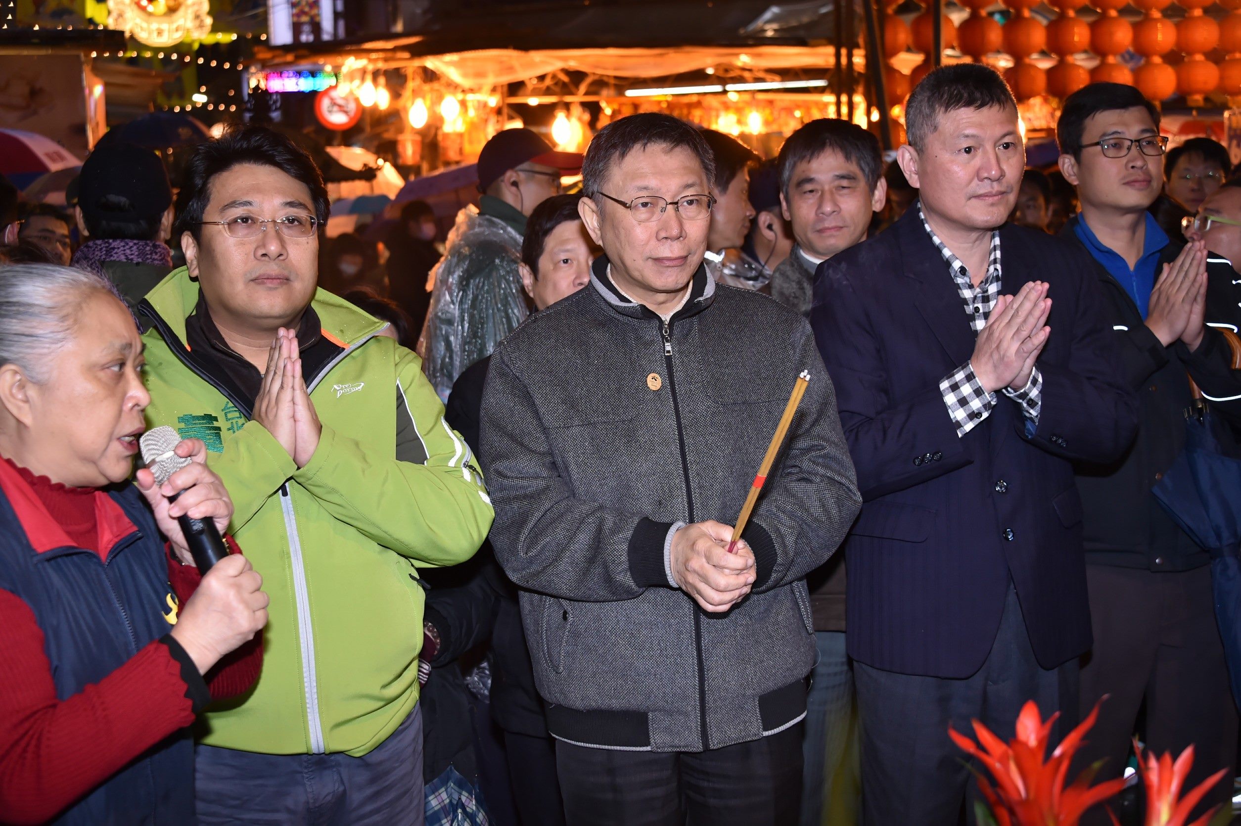 柯文哲市長至台北年貨大街 為花蓮震災祈福 平安發財金首發 城隍廟上香祈求平安