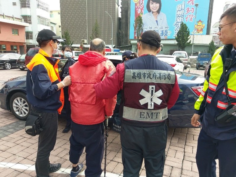 三民第二分局覺民警勤查 發現重聽老翁摔倒公園內 即時救護並協助返家