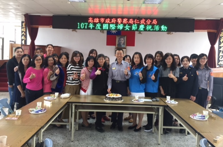 慶祝婦女節仁武分局長梁東山贈送巧克力慰勉女性同仁辛勞