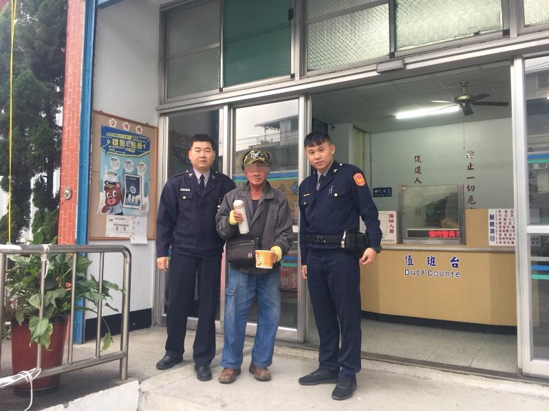 世上處處充滿溫暖 仁武分局大樹分駐所警慷慨解囊助民眾