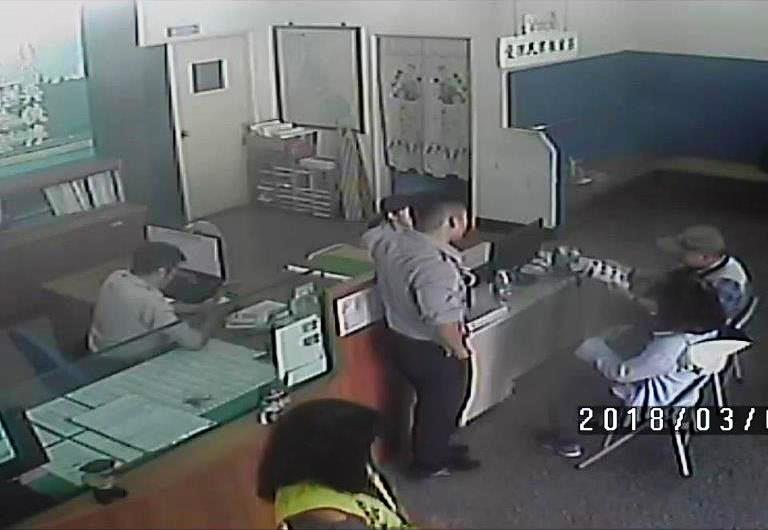 日籍旅客遺失皮夾 左營分局新莊所副所長以流利的日語溝通助尋回現金及信用卡