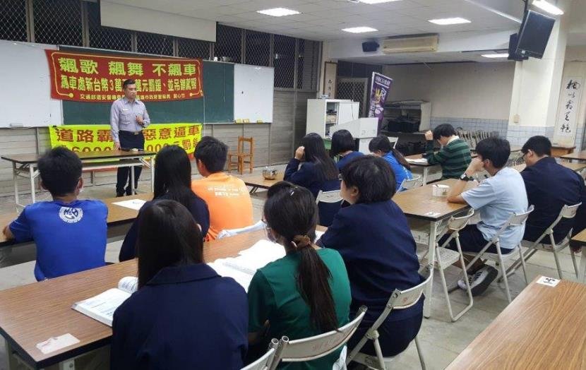 左營分局警前進新莊高中 實施交通安全教育宣導