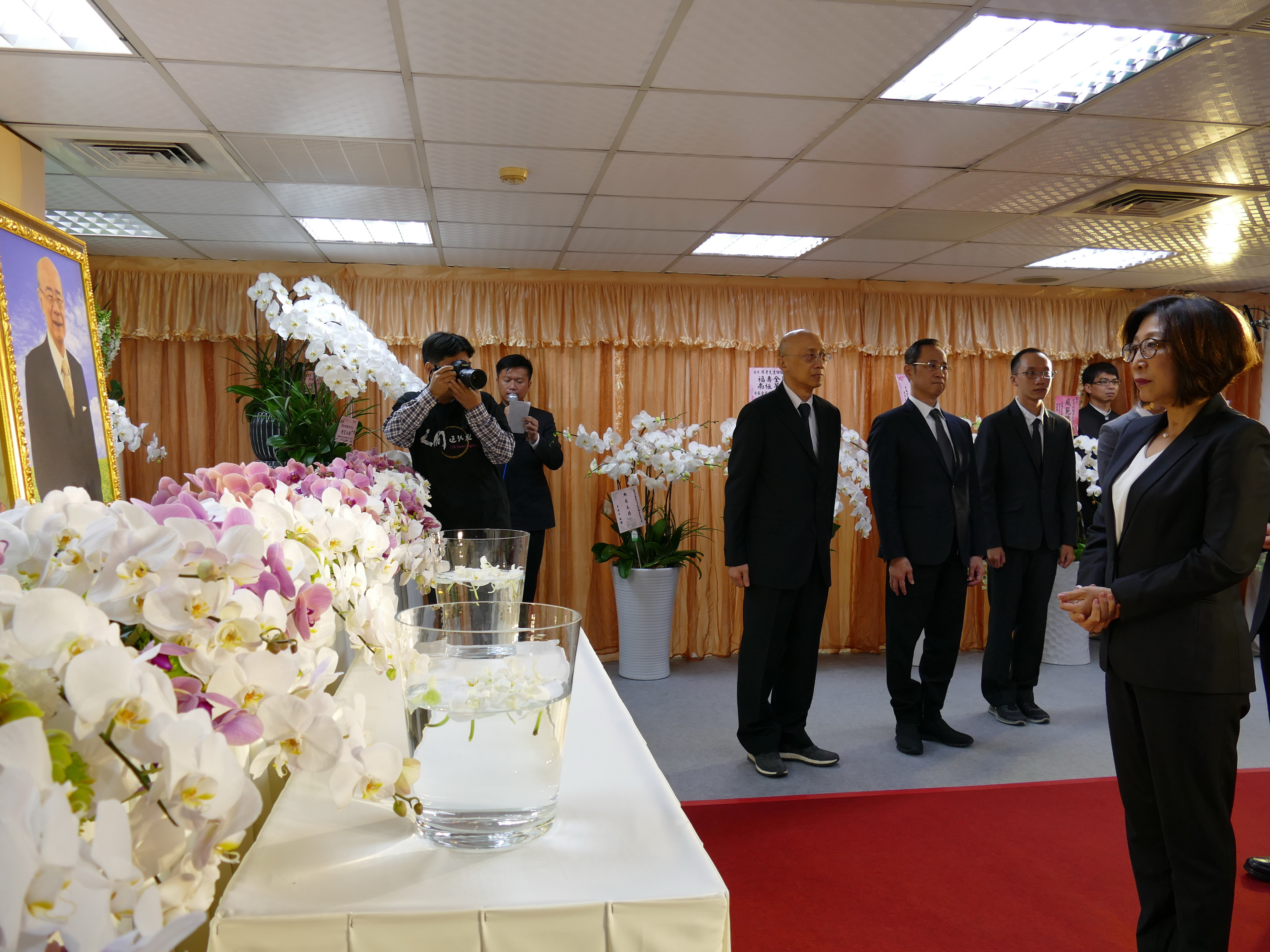 高雄市議長康裕成至陳老議長靈堂致唁