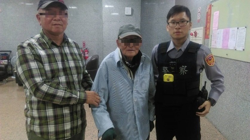 百歲人瑞走遍半個高雄體力不支枯坐陸橋上  三民第一分局警攙扶上車送回家
