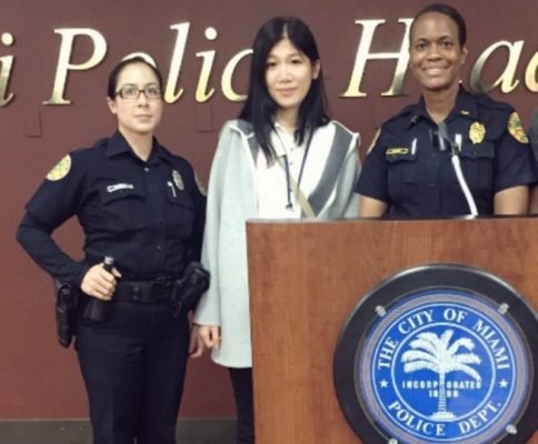 高雄市警局三民一分局偵查隊女警林于婷（中）於邁阿密市警局與當地警方合照。