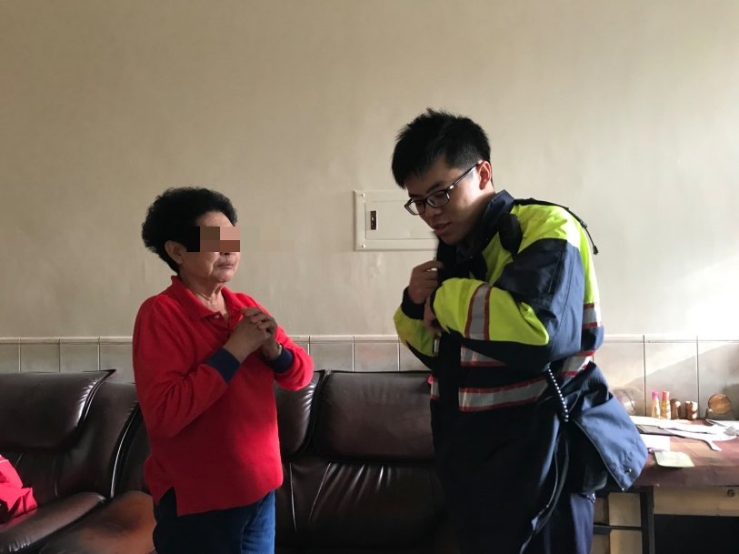老婦接獲詐騙電話欲前往匯款 仁武分局澄觀警即時阻止